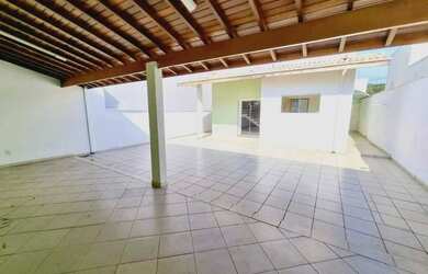 Imagem: A casa possui 3 Dormitórios, 3 Banheiros, 2 Vagas na garagem