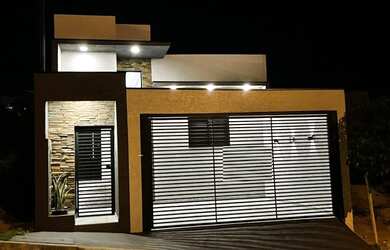 Imagem: A casa possui 3 Dormitórios, 1 Banheiro, 2 Vagas na garagem