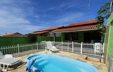 Imagem: A casa possui 2 Dormitórios, 2 Banheiros, 2 Vagas na garagem