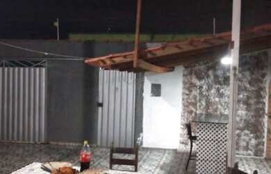 Imagem: A casa possui 3 Dormitórios, 1 Banheiro, 4 Vagas na garagem