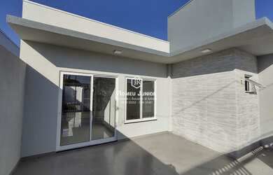 Imagem: A casa possui 3 Dormitórios, 2 Banheiros, 2 Vagas na garagem