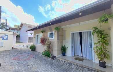 Imagem: A casa possui 2 Dormitórios, 2 Banheiros, 2 Vagas na garagem