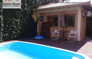 Imagem: A casa possui 3 Dormitórios, 4 Banheiros, 2 Vagas na garagem