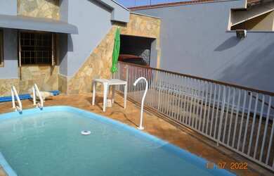 Imagem: A casa possui 3 Dormitórios, 3 Banheiros, 3 Vagas na garagem