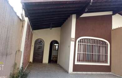 Imagem: A casa possui 2 Dormitórios, 1 Banheiro, 2 Vagas na garagem