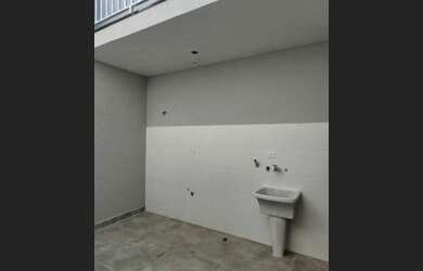 Imagem: A casa possui 3 Dormitórios, 2 Banheiros, 2 Vagas na garagem