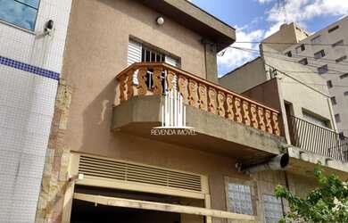 Imagem: A casa possui 3 Dormitórios, 1 Banheiro, 2 Vagas na garagem