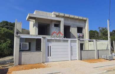 Imagem: A casa possui 3 Dormitórios, 1 Banheiro, 2 Vagas na garagem