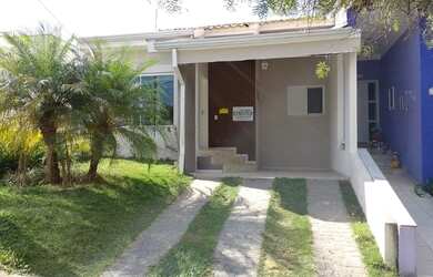 Imagem: A casa em condomínio possui 3 Dormitórios, 1 Banheiro, 2 Vagas