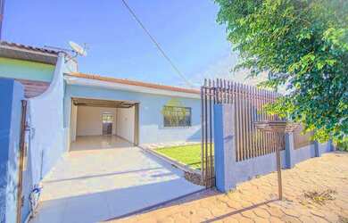 Imagem: A casa possui 2 Dormitórios, 2 Banheiros, 2 Vagas na garagem