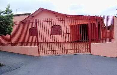 Imagem: A casa possui 3 Dormitórios, 3 Banheiros, 3 Vagas na garagem