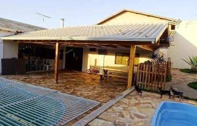 Imagem: A casa possui 3 Dormitórios, 2 Banheiros, 5 Vagas na garagem