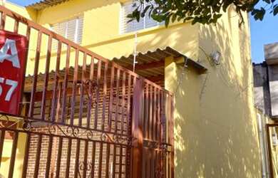 Imagem: A casa possui 3 Dormitórios, 2 Banheiros, 3 Vagas na garagem