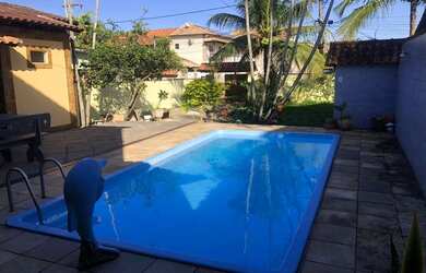 Imagem: A casa possui 2 Dormitórios, 3 Banheiros, 1 Vaga na garagem