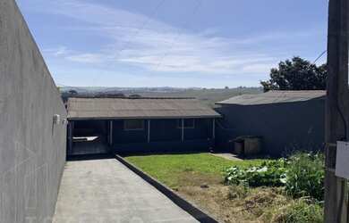 Imagem: A casa possui 2 Dormitórios, 1 Banheiro, 2 Vagas na garagem