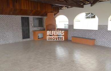 Imagem: A casa possui 3 Dormitórios, 4 Banheiros, 3 Vagas na garagem