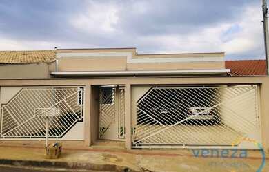 Imagem: A casa possui 3 Dormitórios, 3 Banheiros, 2 Vagas na garagem