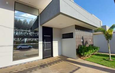 Imagem: A casa possui 3 Dormitórios, 2 Banheiros, 2 Vagas na garagem