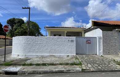 Imagem: A casa possui 3 Dormitórios, 2 Banheiros, 1 Vaga na garagem