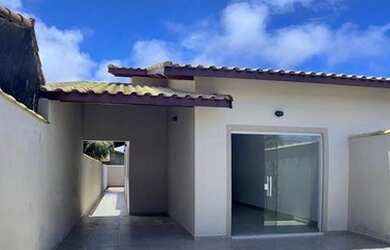 Imagem: A casa possui 3 Dormitórios, 2 Banheiros, 2 Vagas na garagem