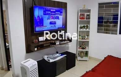 Imagem: A casa possui 2 Dormitórios, 1 Banheiro, 1 Vaga na garagem