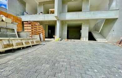 Imagem: A casa possui 2 Dormitórios, 1 Banheiro, 2 Vagas na garagem