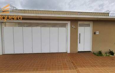 Imagem: A casa possui 3 Dormitórios, 2 Banheiros, 2 Vagas na garagem