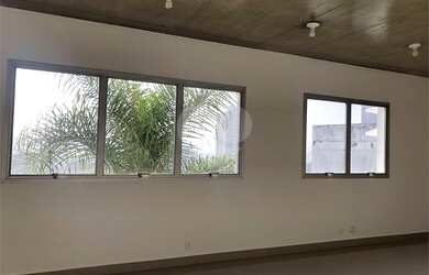 Imagem: O depósito possui 2 Vagas na garagem, 79m² de Área e está