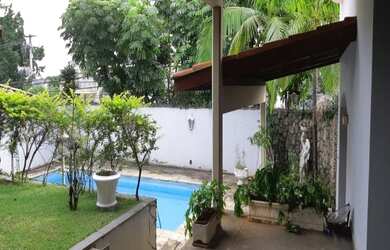 Imagem: A casa possui 5 Dormitórios, 3 Banheiros, 4 Vagas na garagem