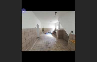 Imagem: A casa possui 4 Dormitórios, 2 Banheiros, 3 Vagas na garagem