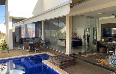 Imagem: A casa em condomínio possui 4 Dormitórios, 5 Banheiros, 4