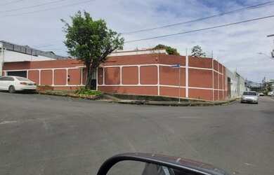 Imagem: A casa possui 5 Dormitórios, 5 Banheiros, 4 Vagas na garagem