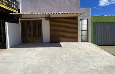 Imagem: A casa possui 4 Dormitórios, 2 Banheiros, 2 Vagas na garagem