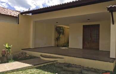 Imagem: A casa possui 5 Dormitórios, 4 Banheiros, 4 Vagas na garagem