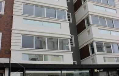 Imagem: O apartamento possui 3 Dormitórios, 1 Banheiro, 2 Vagas na