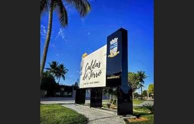 Imagem: A casa possui 4 Dormitórios, 5 Vagas na garagem e está localizado