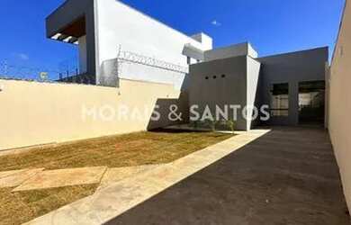 Imagem: A casa possui 3 Dormitórios, 2 Banheiros, 2 Vagas na garagem