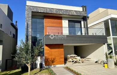 Imagem: A casa possui 3 Dormitórios, 3 Banheiros e 239m² de Área