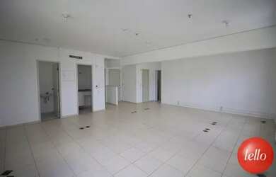 Imagem: O depósito possui 4 Vagas na garagem, 152m² de Área e está