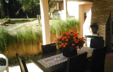 Imagem: A casa possui 4 Dormitórios, 5 Banheiros, 5 Vagas na garagem