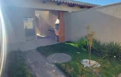 Imagem: A casa possui 2 Dormitórios, 2 Banheiros, 2 Vagas na garagem