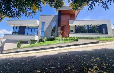 Imagem: A casa possui 3 Dormitórios, 3 Banheiros, 4 Vagas na garagem