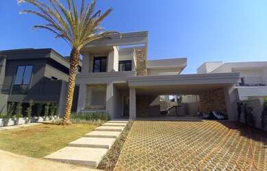 Imagem: A casa e possui 4 Dormitórios, Suítes, 5 Banheiros, 5 Vagas