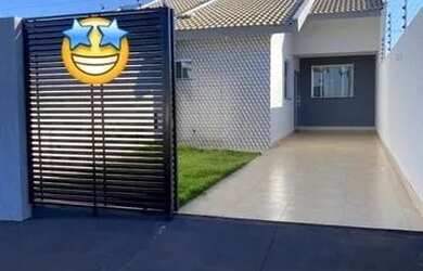 Imagem: A casa possui 3 Dormitórios, 2 Banheiros, 2 Vagas na garagem