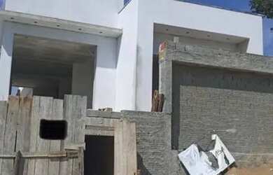 Imagem: A casa possui 3 Dormitórios, 3 Banheiros, 5 Vagas na garagem