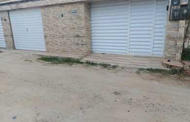 Imagem: A casa possui 3 Dormitórios, 2 Banheiros, 2 Vagas na garagem