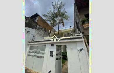 Imagem: A casa possui 4 Dormitórios, 5 Banheiros, 2 Vagas na garagem