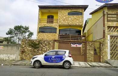 Imagem: A casa possui 4 Dormitórios, 3 Banheiros, 2 Vagas na garagem