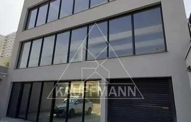 Imagem: O depósito possui 5 Vagas na garagem, 864m² de Área e está