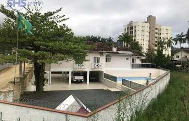 Imagem: A casa possui 4 Dormitórios, 3 Banheiros, 5 Vagas na garagem